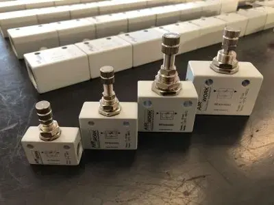 Zawór pneumatyczny dławiąco zwrotny